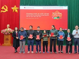 Agribank chi nhánh Hòa Lạc trao tặng 100 suất quà Tết cho các hộ gia đình hoàn cảnh khó khăn trên địa bàn xã