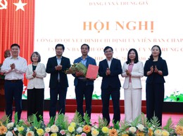 BAN THƯỜNG VỤ THÀNH ỦY HÀ NỘI CHỈ ĐỊNH TRUNG TÁ NGÔ XUÂN DŨNG THAM GIA BAN THƯỜNG VỤ ĐẢNG ỦY XÃ TRUNG GIÃ