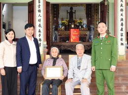 ĐỒNG CHÍ NGUYỄN GIÁP ĐÔNG - CHỦ TỊCH UBND THĂM, TẶNG QUÀ GIA ĐÌNH CHÍNH SÁCH, NGƯỜI CAO TUỔI NHÂN DỊP TẾT NGUYÊN ĐÁN 2026