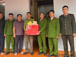 CÔNG AN PHƯỜNG YÊN NGHĨA TỔ CHỨC HOẠT ĐỘNG TRI ÂN, TẶNG QUÀ NHÂN DỊP TẾT BÍNH NGỌ 2026