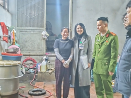 Đoàn kiểm tra an toàn thực phẩm kiểm tra hộ sản xuất đậu phụ.