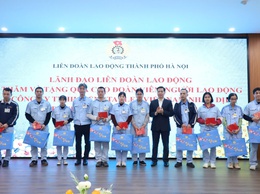 Lãnh đạo LĐLĐ thành phố Hà Nội trao quà cho đoàn viên, người lao động có hoàn cảnh khó khăn tại xã Gia Lâm