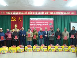 Trao quà Xuân Bính Ngọ năm 2026 cho các hộ gia đình có hoàn cảnh khó khăn tại thôn Trung Dương, xã Gia Lâm