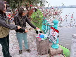 Quyết liệt ngăn chặn nạn thả cá phóng sinh và vứt rác thải túi nilon dịp ông Công, ông Táo xuống Hồ Tây
