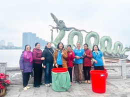 Hội LHPN phường Tây Hồ đồng loạt ra quân: Bảo vệ môi trường Hồ Tây dịp Tết ông Công, ông Táo