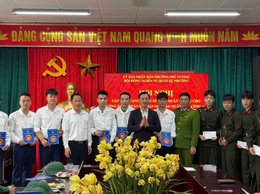 Phường Phú Lương tổ chức hội nghị gặp mặt, tặng quà và cấp phát quân trang năm 2026