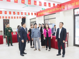 Đồng chí Bí thư Đảng uỷ Nguyễn Trường Sơn kiểm tra công tác chuẩn bị bầu cử tại các khu vực bỏ phiếu