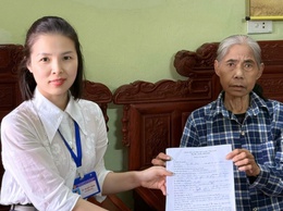 Hỗ trợ thủ tục hành chính tận nhà cho công dân cao tuổi, yếu bệnh tại phường Yên Nghĩa và phường Dương Nội trong tháng 02 – Nghĩa cử nhỏ, lan tỏa tinh thần phục vụ nhân dân