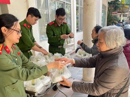 Đoàn viên thanh niên, Chi hội phụ nữ Công an xã Hoài Đức phối hợp cùng Đội Quản lý thị trường số 24 tổ chức phát “Suất cơm yêu thương - suất cơm không đồng” gửi tới người bệnh tại Bệnh viện Đa khoa Hoài Đức