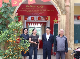 ĐỒNG CHÍ BÍ THƯ ĐẢNG UỶ, CHỦ TỊCH HĐND XÃ KIỂM TRA CÔNG TÁC CHUẨN BỊ BẦU CỬ TẠI CÁC KHU VỰC BỎ PHIẾU