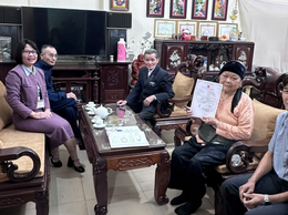 Cán bộ tới tận nhà hỗ trợ công dân cao tuổi hoàn thiện thủ tục hành chính tại phường Phú Lương