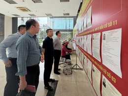 Đồng chí Bí thư Đảng ủy phường Từ Liêm kiểm tra công tác chuẩn bị bầu cử tại các điểm bầu cử trên địa bàn