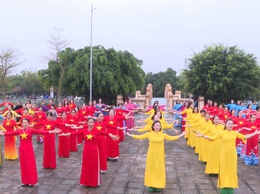 Hơn 200 hội viên phụ nữ xã Thanh Trì đồng diễn dân vũ chào mừng Ngày Quốc tế Phụ nữ 8/3