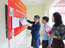 Đoàn giám sát HĐND xã Quốc Oai kiểm tra công tác trang trí phục vụ bầu cử