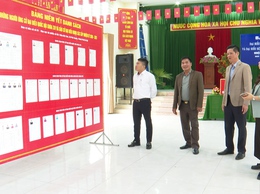 Đồng chí Phó Chủ tịch Thường trực UBND xã kiểm tra công tác chuẩn bị bầu cử tại các thôn