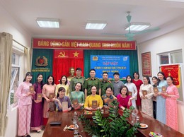 Công an phường Phúc Lợi tổ chức gặp mặt, tặng quà cán bộ nữ nhân kỷ niệm 116 năm Ngày Quốc tế Phụ nữ (08/3/1910-08/3/2026)