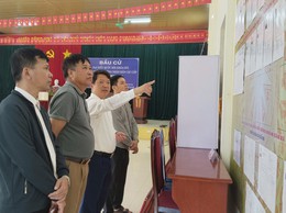 Thường trực Đảng ủy xã Ba Vì kiểm tra công tác chuẩn bị bầu cử tại các thôn trên địa bàn xã Ba Vì