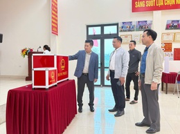 Đồng chí Phó Bí thư Đảng ủy, Chủ tịch UBND xã kiểm tra công tác chuẩn bị bầu cử tại các thôn trên địa bàn xã