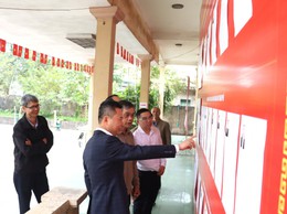 Đồng chí Bí thư Đảng uỷ xã Phú Xuyên kiểm tra công tác chuẩn bị bầu cử tại các khu vực bỏ phiếu