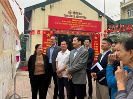 Đồng chí Nguyễn Việt Hà - Bí thư Đảng ủy xã kiểm tra công tác chuẩn bị bầu cử tại Đơn vị bầu cử số 5