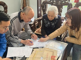 “Đến trước nhu cầu - Tiên phong phục vụ”: Tổ xung kích số 9 hỗ trợ cụ bà 94 tuổi thực hiện thủ tục cấp lại Bằng Tổ quốc ghi công