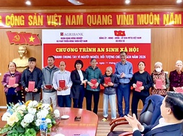 AGRIBANK TRAO TẶNG QUÀ AN SINH XÃ HỘI CHO 30 HỘ KHÓ KHĂN XÃ HÒA XÁ