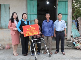 Ủy ban Mặt trận tổ quốc Việt Nam xã Phú Nghĩa trao hỗ trợ xây nhà ở cho bà Bùi Thị Mai ở thôn Yên Trường 1