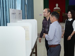 Đồng chí Bí thư Đảng ủy, Chủ tịch HĐND xã kiểm tra công tác chuẩn bị bầu cử tại các khu vực bỏ phiếu thuộc đơn vị bầu cử số 2