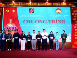 Ngân hàng chi nhánh AGRIBANK Chi Nhánh Hà tây tặng quà cho các hộ khó khăn tại xã Mỹ Đức