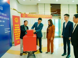 Đồng chí Nguyễn Việt Hà- Bí thư Đảng ủy xã kiểm tra làm việc với Đơn vị bầu cử số 6