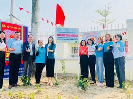 HỘI LIÊN HIỆP PHỤ NỮ XÃ  GẮN BIỂN CÔNG TRÌNH TUYẾN ĐƯỜNG HOA, TẶNG GHẾ ĐÁ CHÀO MỪNG CUỘC BẦU CỬ ĐẠI BIỂU QUỐC HỘI VÀ HĐND CÁC CẤP NHIỆM KỲ 2026 – 2031