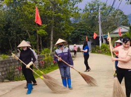 Nhân dân hăng hái ra quân vệ sinh môi trường chào mừng ngày bầu cử