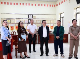 BÍ THƯ ĐẢNG ỦY XÃ TRUNG GIÃ KIỂM TRA CÔNG TÁC CHUẨN BỊ BẦU CỬ TẠI CÁC KHU VỰC BỎ PHIẾU