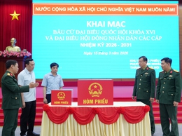 Đồng chí Chủ tịch UBND phường Lê Xuân Hoàn kiểm tra các điểm bầu cử, sẵn sàng cho ngày bầu cử 15/3