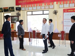 Đồng chí Đỗ Mạnh Hưng, Bí thư Đảng ủy, Chủ tịch HĐND xã Suối Hai kiểm tra công tác trang trí khánh tiết, chuẩn bị cho cuộc bầu cử 