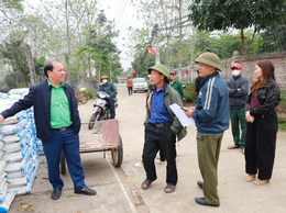 Xã Suối Hai tổ chức cấp phát vật tư nông nghiệp cho các hộ dân tham gia mô hình sản xuất chè theo tiêu chuẩn VietGAP tại thôn 3.