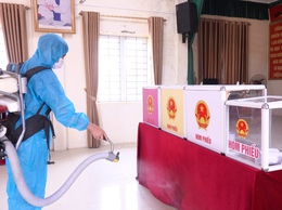Xã Vân Đình phun khử khuẩn khu vực bỏ phiếu trước ngày bầu cử 15/3