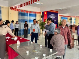 Đồng chí Cao Văn Toàn - UV BTV, Trưởng Ban xây dựng Đảng kiểm tra, giám sát công tác bầu cử các khu vực bỏ phiếu tại  thôn Giang Xá và Tổ dân phố Trạm Trôi