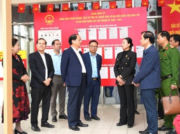 Trưởng ban Tuyên giáo và Dân vận Thành ủy Hà Nội Nguyễn Doãn Toản kiểm tra công tác chuẩn bị bầu cử tại xã Sơn Đồng