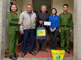 Công an xã Ô Diên lan tỏa nghĩa tình - tri ân tặng quà các gia đình chính sách và hộ cận nghèo trên địa bàn dịp 26/3