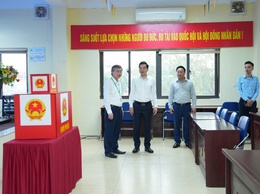 Đồng chí Bí thư Đảng ủy xã kiểm tra công tác chuẩn bị bầu cử tại Đơn vị bầu cử số 1