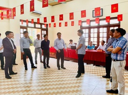 Đồng chí Trần Đình Cảnh - Trưởng Ban Nội chính Thành ủy kiểm tra công tác chuẩn bị bầu cử tại xã Hòa Xá