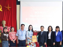 UBND xã trao quyết định bổ nhiệm cán bộ quản lý các trường học trên địa bàn