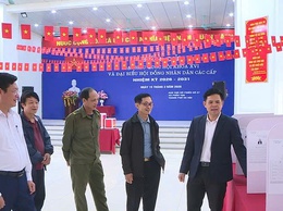 Đồng chí Chủ tịch UBND xã Kiều Trọng Sỹ kiểm tra công tác chuẩn bị bầu cử trên địa bàn