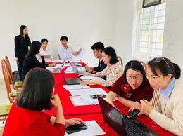 Đồng chí Phó Chủ tịch HĐND xã Dương Thu Phương kiểm tra công tác chuẩn bị bầu cử tại một số Ban và Tổ bầu cử