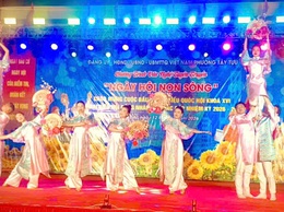 Sôi nổi, ý nghĩa Chương trình văn nghệ tuyên truyền với chủ đề “Ngày hội non sông” phường Tây Tựu