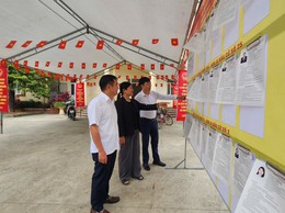 Chủ tịch UBND xã Hưng Đạo kiểm tra công tác chuẩn bị bầu cử tại thôn Dương Cốc