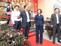 Đồng chí Bùi Huyền Mai - Chủ tịch Ủy ban MTTQ Việt Nam TP. Hà Nội  kiểm tra công tác bầu cử tại phường Tây Hồ