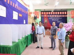 Đoàn công tác số 1 Ban giám khảo đi kiểm tra, chấm điểm thi đua tại các điểm bầu cử