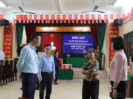 ĐỒNG CHÍ BÍ ĐẢNG ỦY XÃ KIỂM TRA CÔNG TÁC BẦU CỬ TẠI CÁC THÔN TRÊN ĐỊA BÀN